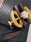 360° Rotating Dual-Axis Brass Seal Carving Clamp - Sound-Absorbing Solid Wood Fixation Tool for Engraving, Non-Slip Base